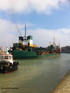 Un grand navire entre dans le port de Tréport