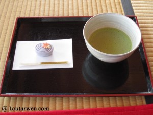 Un matcha et un wagashi dans un pavillon de thé à Tokyo