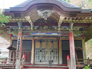 Une partie du temple de Nyorinji plein de couleurs à Yoshino