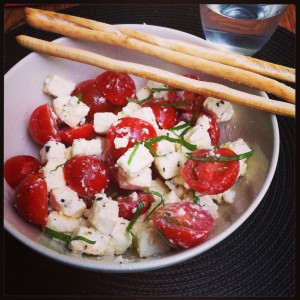 Salade de tomates cerises, feta, basilic et huile d'olive