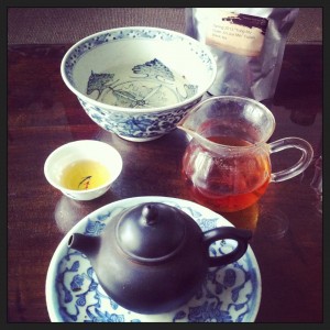 Un beau thé rouge chinois et de la belle vaisselle pour bien débuter la journée
