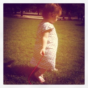 Little Miss Sunshine joue au parc