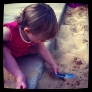 Little Miss Sunshine joue au bac à sable