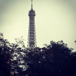 La Tour Eiffel sous la pluie