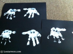 Atelier Halloween Fantômes en peinture à doigts Collage des yeux