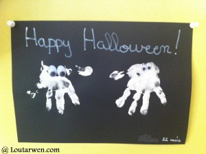 Fantomes en peinture à doigts Happy Halloween