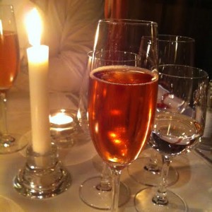 Une coupe de champagne rosé