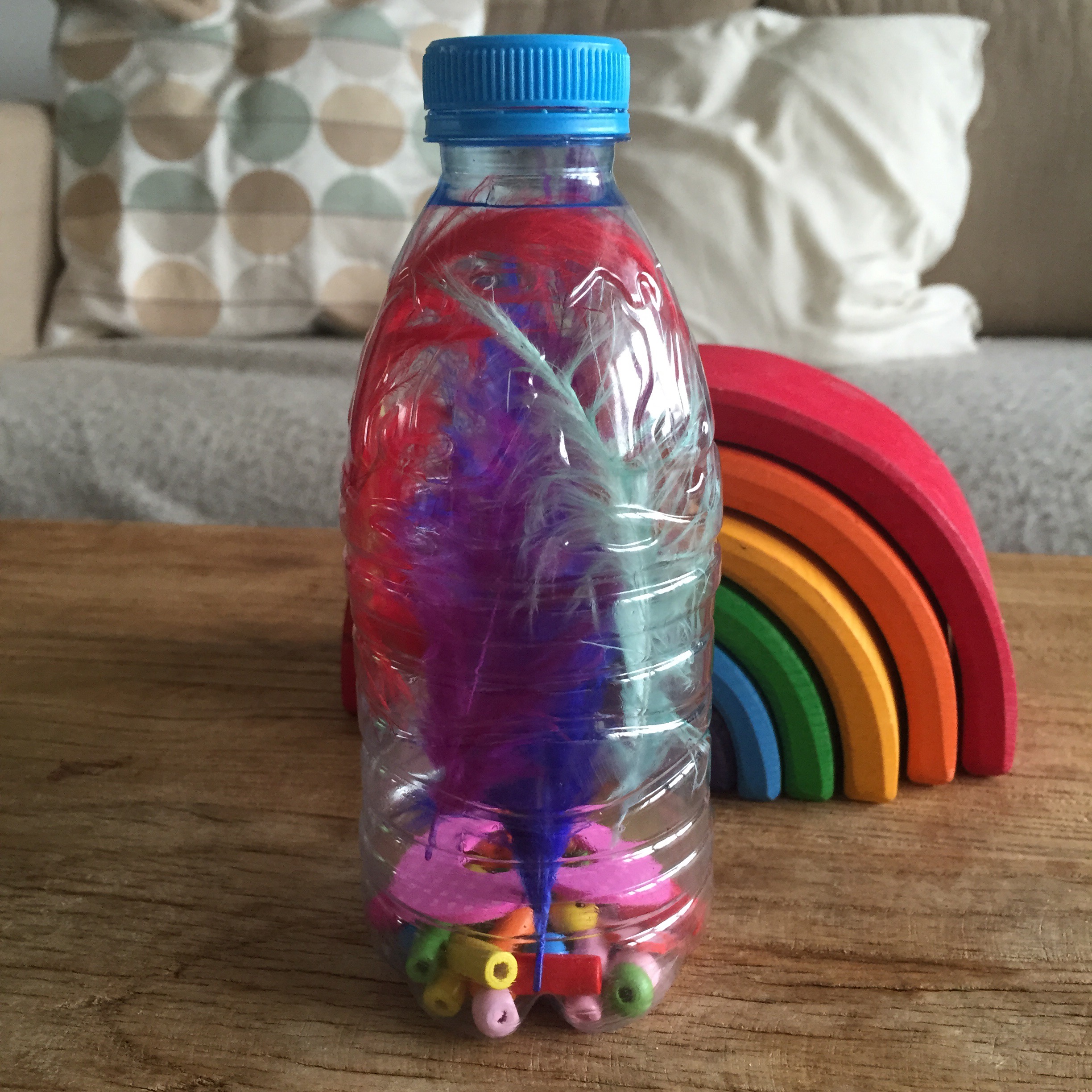 Apprendre les couleurs avec les bouteilles sensorielles